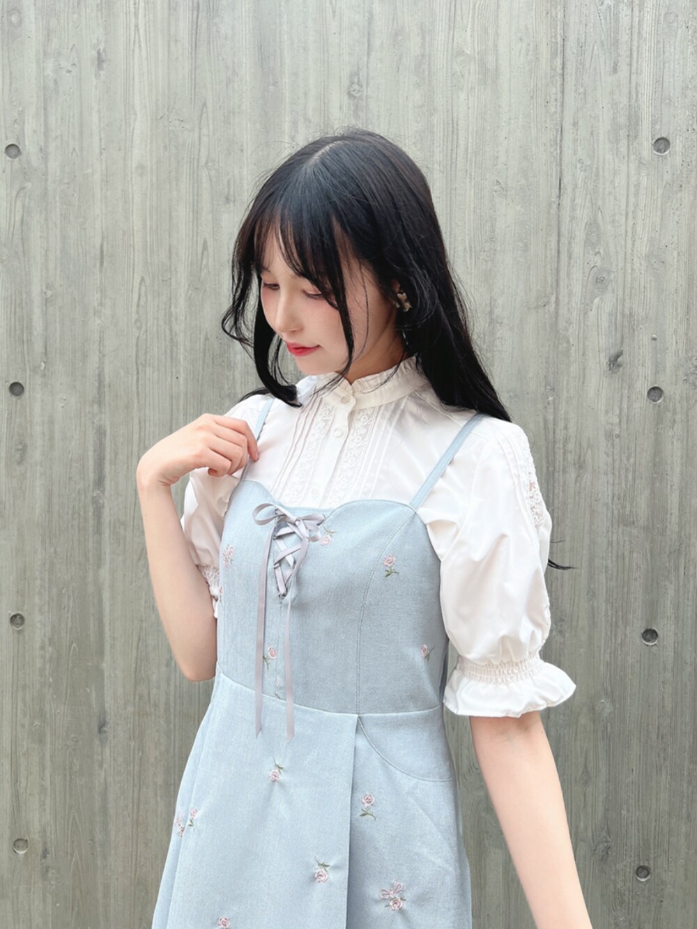 ホワイト系のシャツ/ブラウス、ブラック系のパンプス、グレー系のワンピースを着用したレディースの夏コーディネートの2枚目の写真