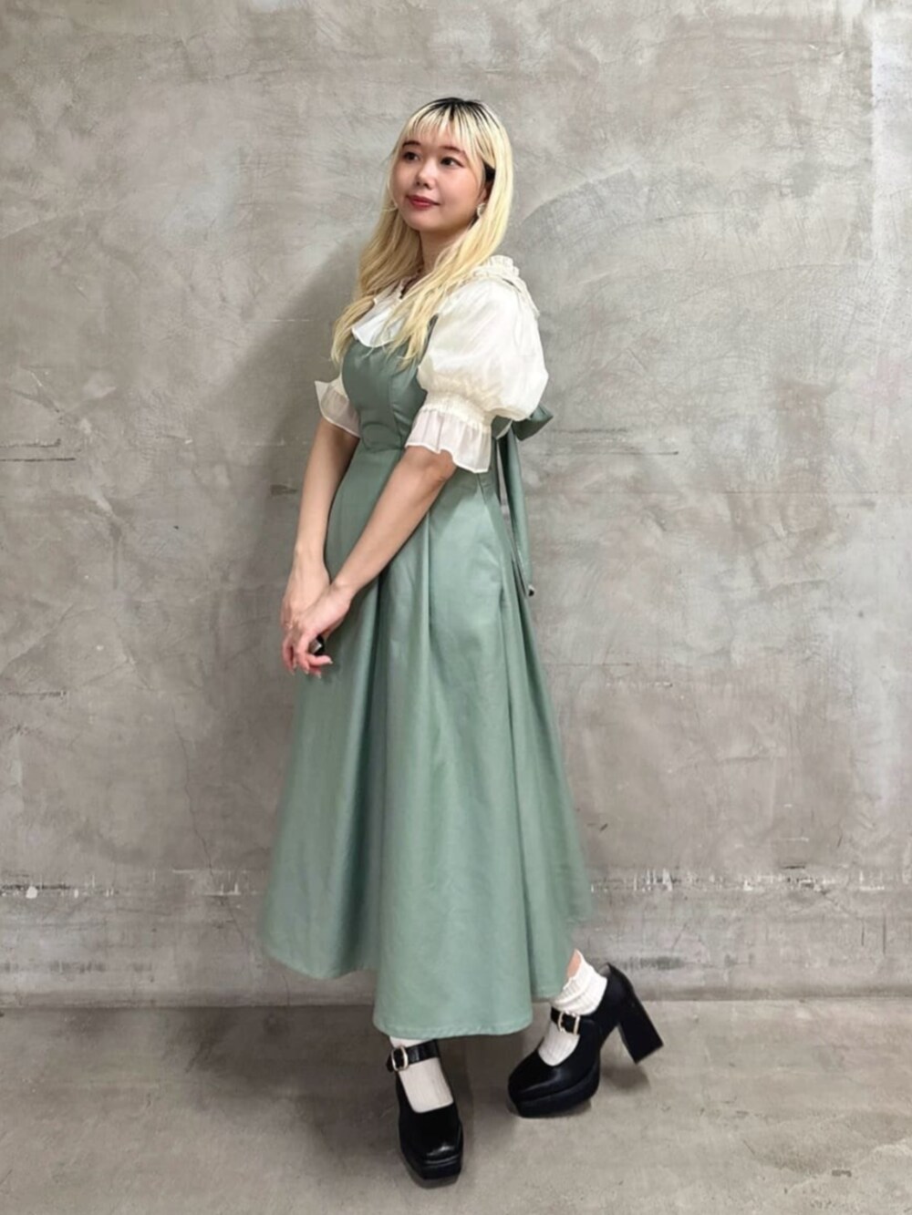 ブラック系のパンプス、ホワイト系のシャツ/ブラウス、グリーン系のワンピースを着用したレディースの夏コーディネートの2枚目の写真