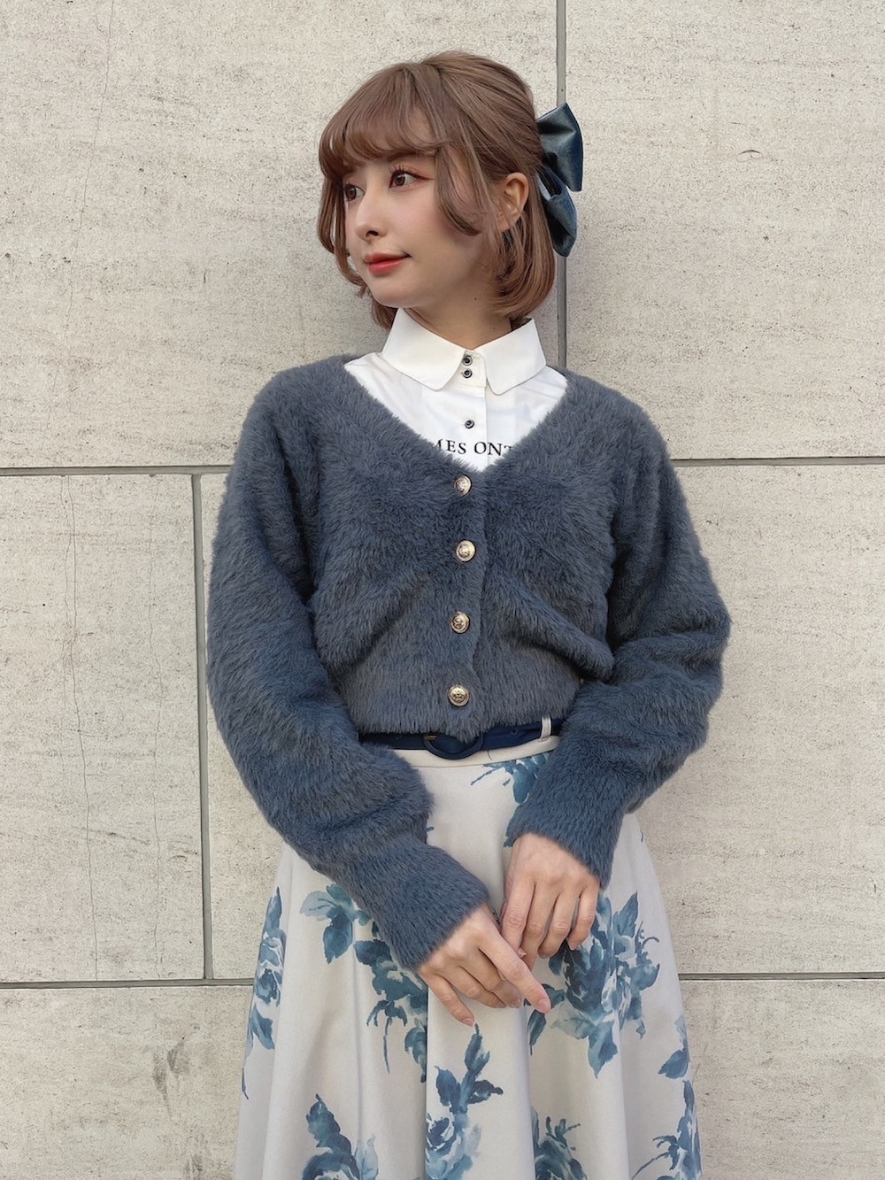 ブラック系のパンプス、ホワイト系のシャツ/ブラウス、グレー系のカーディガン/ボレロを着用したレディースの冬コーディネートの2枚目の写真