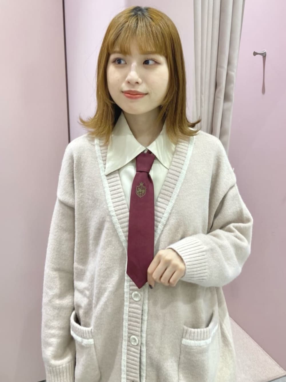 「fint、an another angelus、骨格ウェーブ、イエベ春、秋冬コーデ、お出かけコーデ、ニット、カーディガン、ピンク、ブラウス、ネクタイ、プリーツスカート、チェック、赤、厚底シューズ」｜「F i.n.tのチェックプリーツミニスカート（スカート、ベージュ系）」を使った、F i.n.tさん（レディース・159cm）の秋コーディネートの2枚目の写真