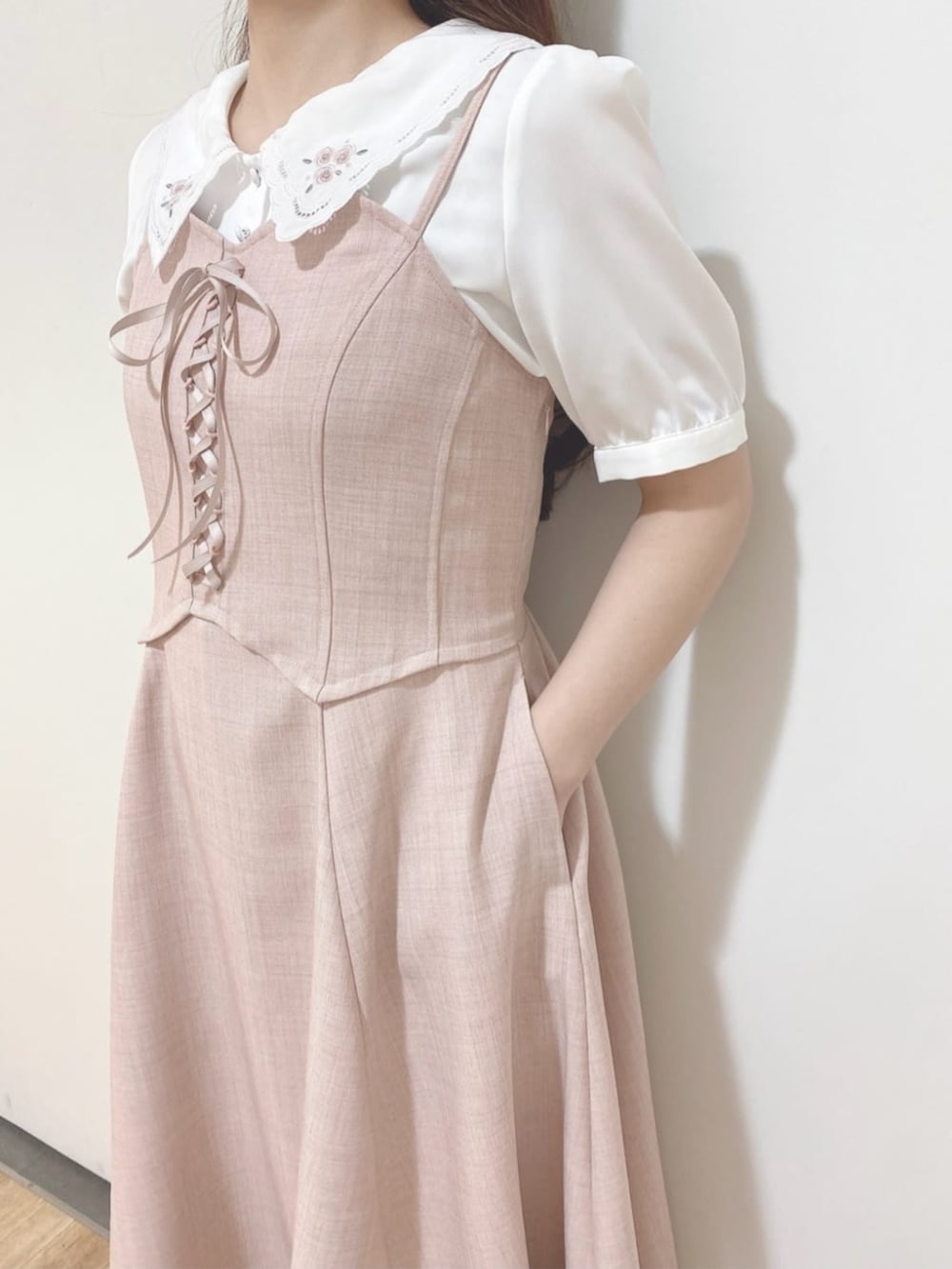「fint、an another angelus、骨格ウェーブ、イエベ春、低身長、春コーデ、夏コーデ、お出かけコーデ、ディズニーコーデ、ガーリー、ワンピーススタイル、レースアップ、刺繍、ブラウス、ローファー」｜「F i.n.tのストラップローファー（ローファー、ブラウン系）」を使った、F i.n.tさん（骨格ウェーブ・レディース・150cm）の春コーディネートの3枚目の写真
