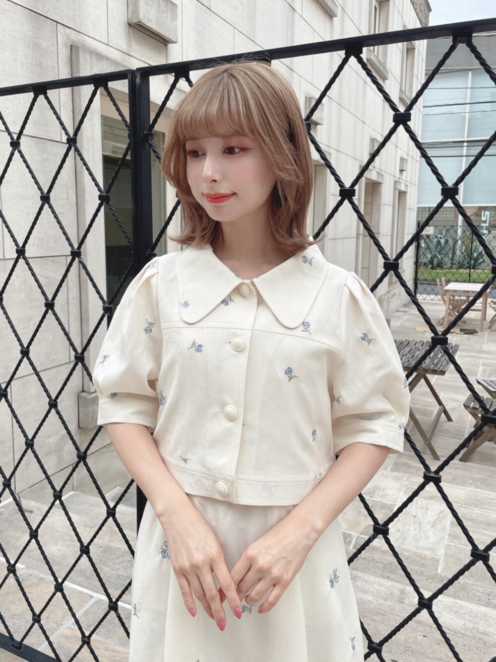ホワイト系のその他アウター、ブラック系のパンプスを着用したレディースの夏コーディネートの3枚目の写真