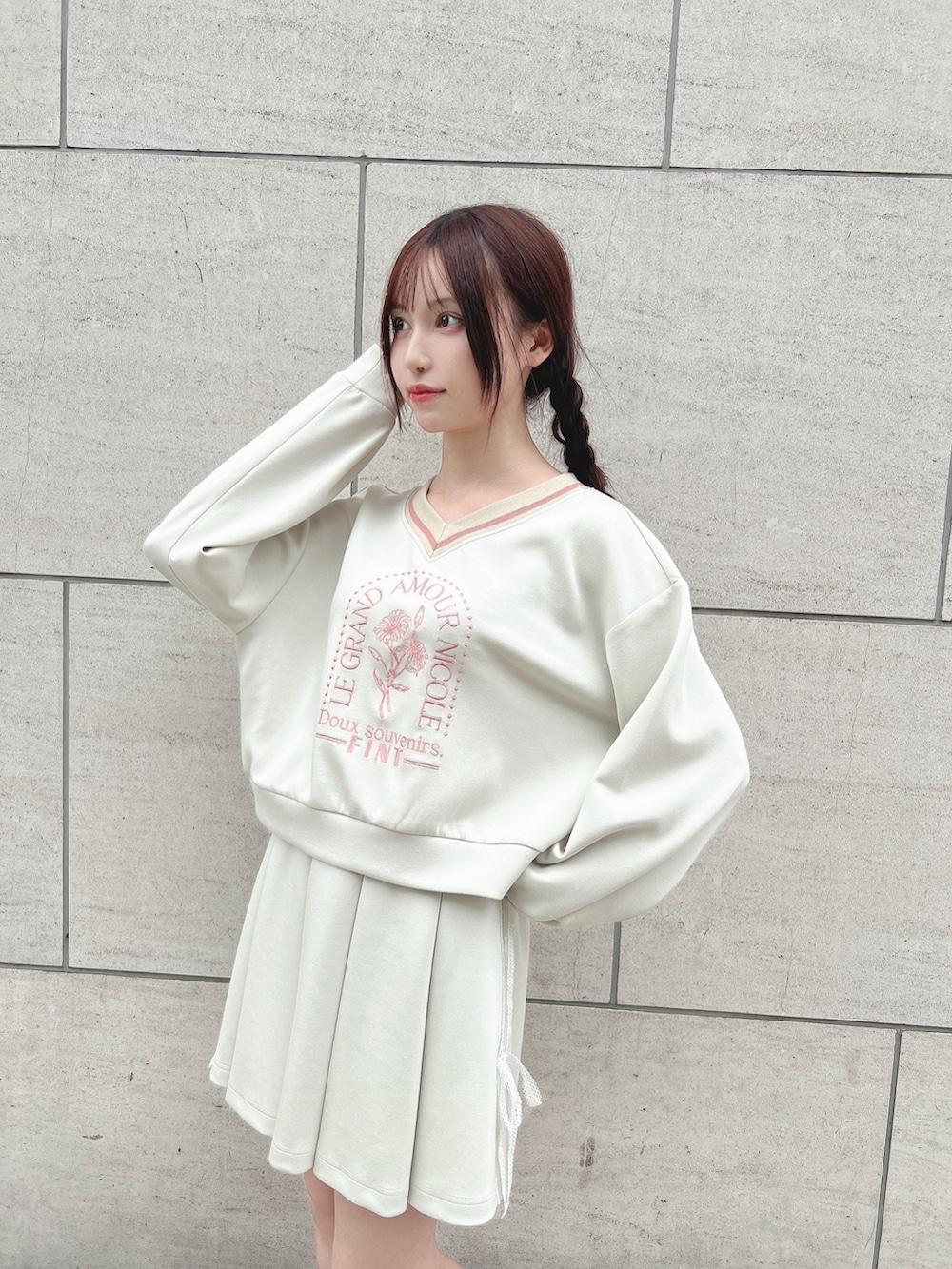 「fint、an another angelus、骨格ウェーブ、ブルベ、春コーデ、淡色コーデ、春色、お出かけコーデ、セットアップ、スウェット、刺繍、プリーツスカート、リボン、レース、厚底シューズ」｜「F i.n.tのマーガレットロゴ刺繍スウェット（スウェット、ホワイト系）」を使った、F i.n.tさん（骨格ウェーブ・レディース・157cm）の冬コーディネートの2枚目の写真