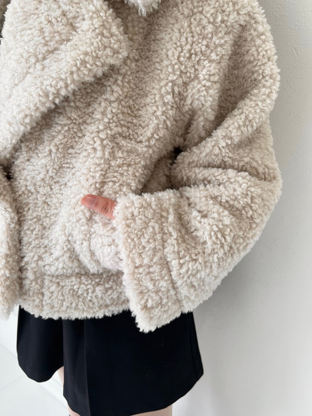 ブラック系のブーツ、ブラック系のその他パンツ、ホワイト系のその他アウターを着用したレディースの冬コーディネートの3枚目の写真