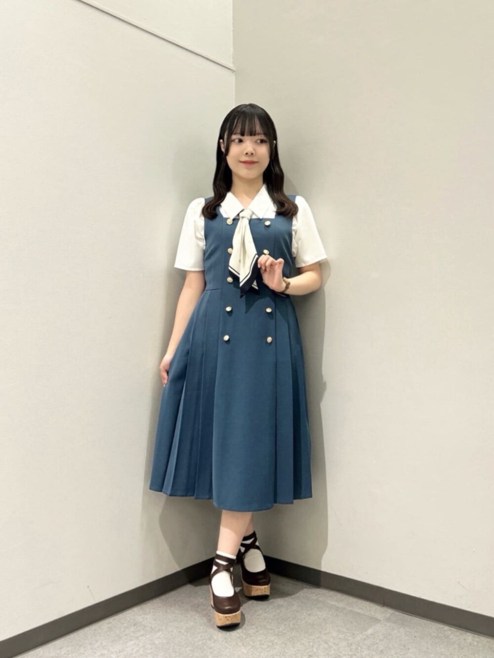 ホワイト系のシャツ/ブラウス、ブルー系のジャンパースカート、ブルー系のセットアップを着用したレディースの夏コーディネートの3枚目の写真