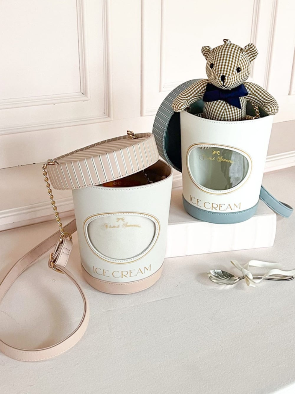 ブルー系のワンピースを着用したレディースの春コーディネートの5枚目の写真