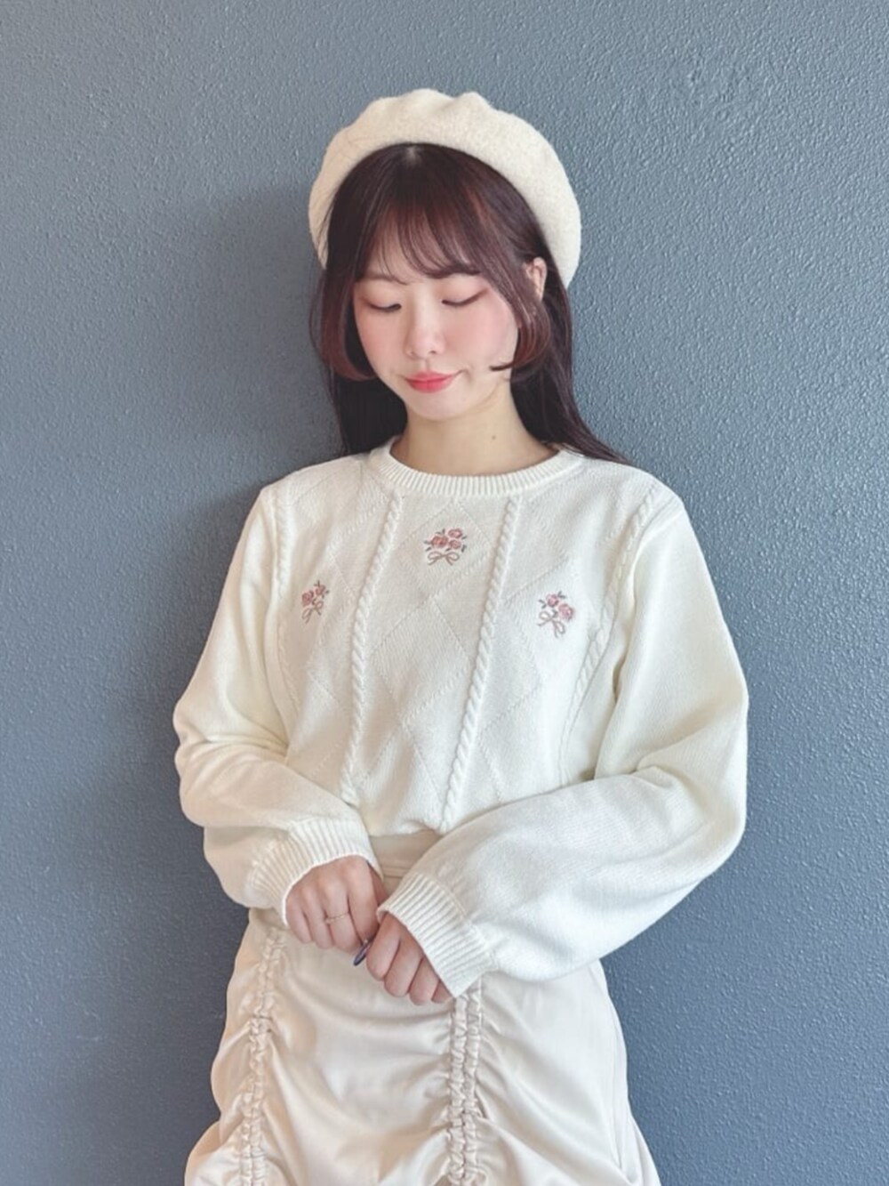 ホワイト系のスカート、ホワイト系のニット/セーターを着用したレディースの冬コーディネートの2枚目の写真