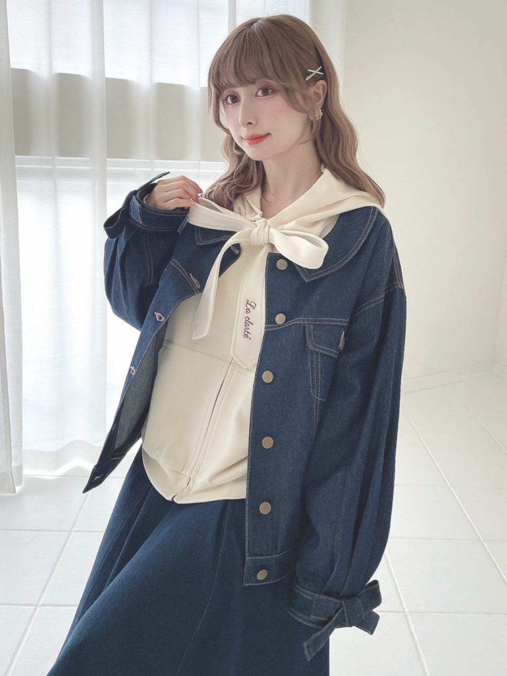 レッド系のバレエシューズ、ホワイト系のパーカーを着用したレディースの冬コーディネートの2枚目の写真