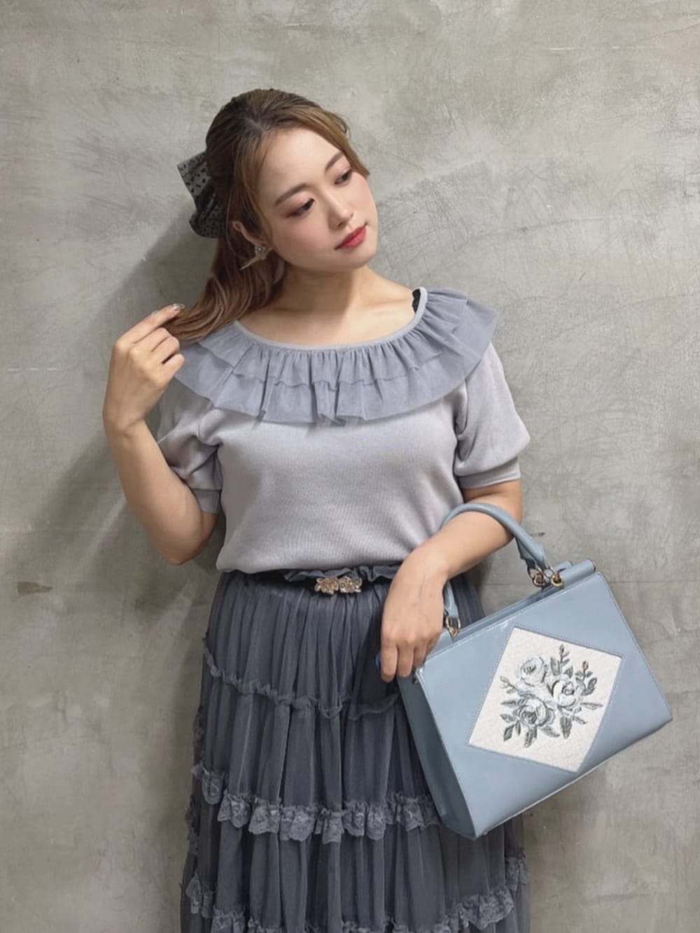 「fint、an another angelus、骨格ストレート、ブルベ冬、夏コーデ、お出かけコーデ、モノトーン、モノトーンコーデ、グレー、ニット、フリル、チュールスカート、刺繍バッグ、刺繍、厚底シューズ」|「an another angelusの厚底プラットフォームワンストラップパンプス(パンプス、ブラウン系)」を使った、F i.n.tさん(骨格ストレート・レディース・155cm)の夏コーディネートの3枚目の写真