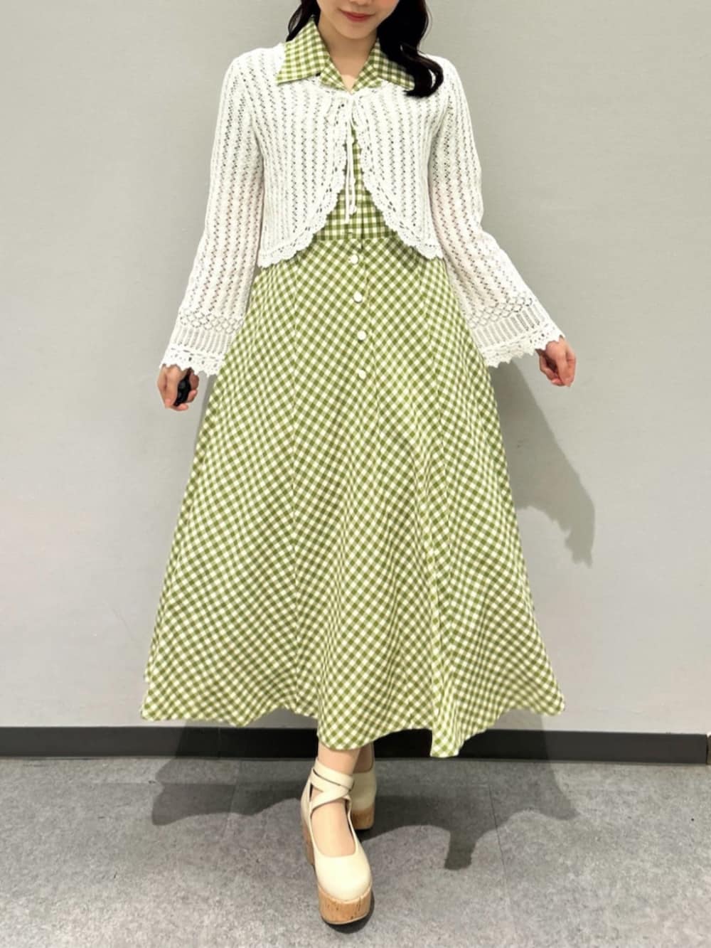 ホワイト系のパンプス、ホワイト系のカーディガン/ボレロ、ホワイト系のワンピースを着用したレディースの春コーディネートの3枚目の写真