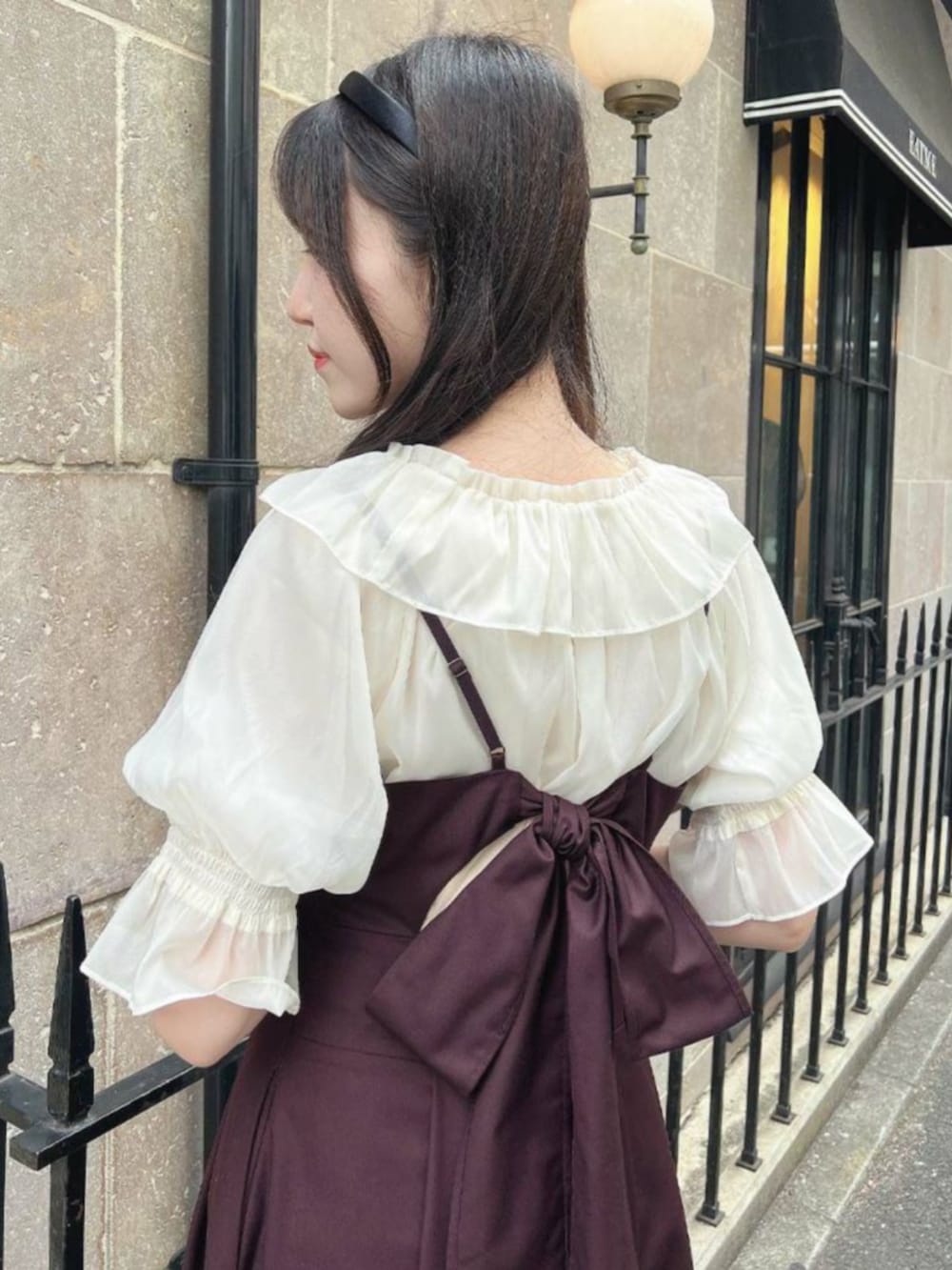 ホワイト系のシャツ/ブラウス、ブラウン系のパンプス、ブラウン系のワンピースを着用したレディースの夏コーディネートの2枚目の写真