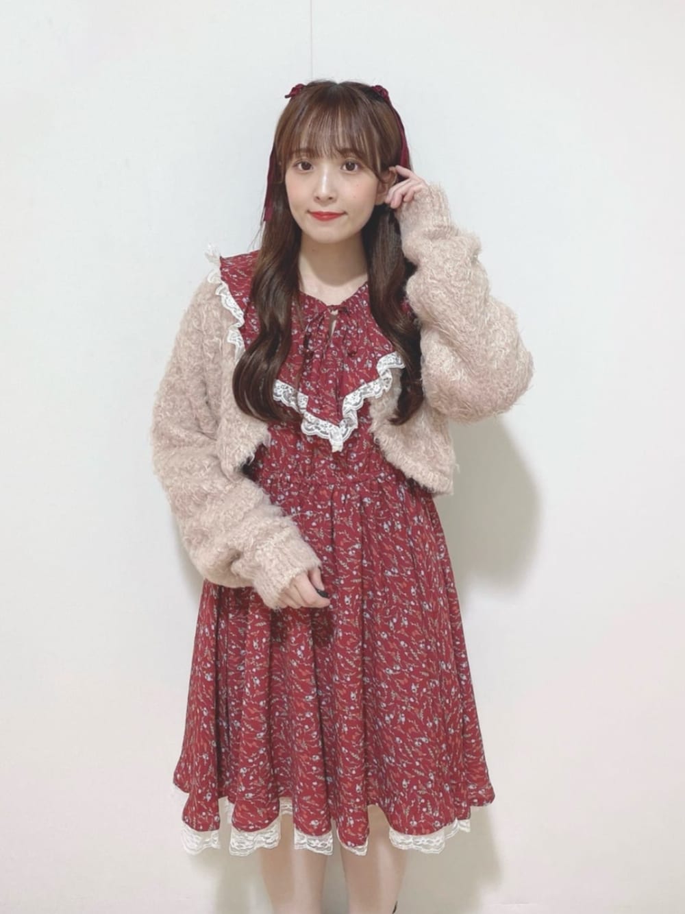 ブラウン系のローファー、レッド系のワンピース、ピンク系のカーディガン/ボレロを着用したレディースの冬コーディネートの2枚目の写真