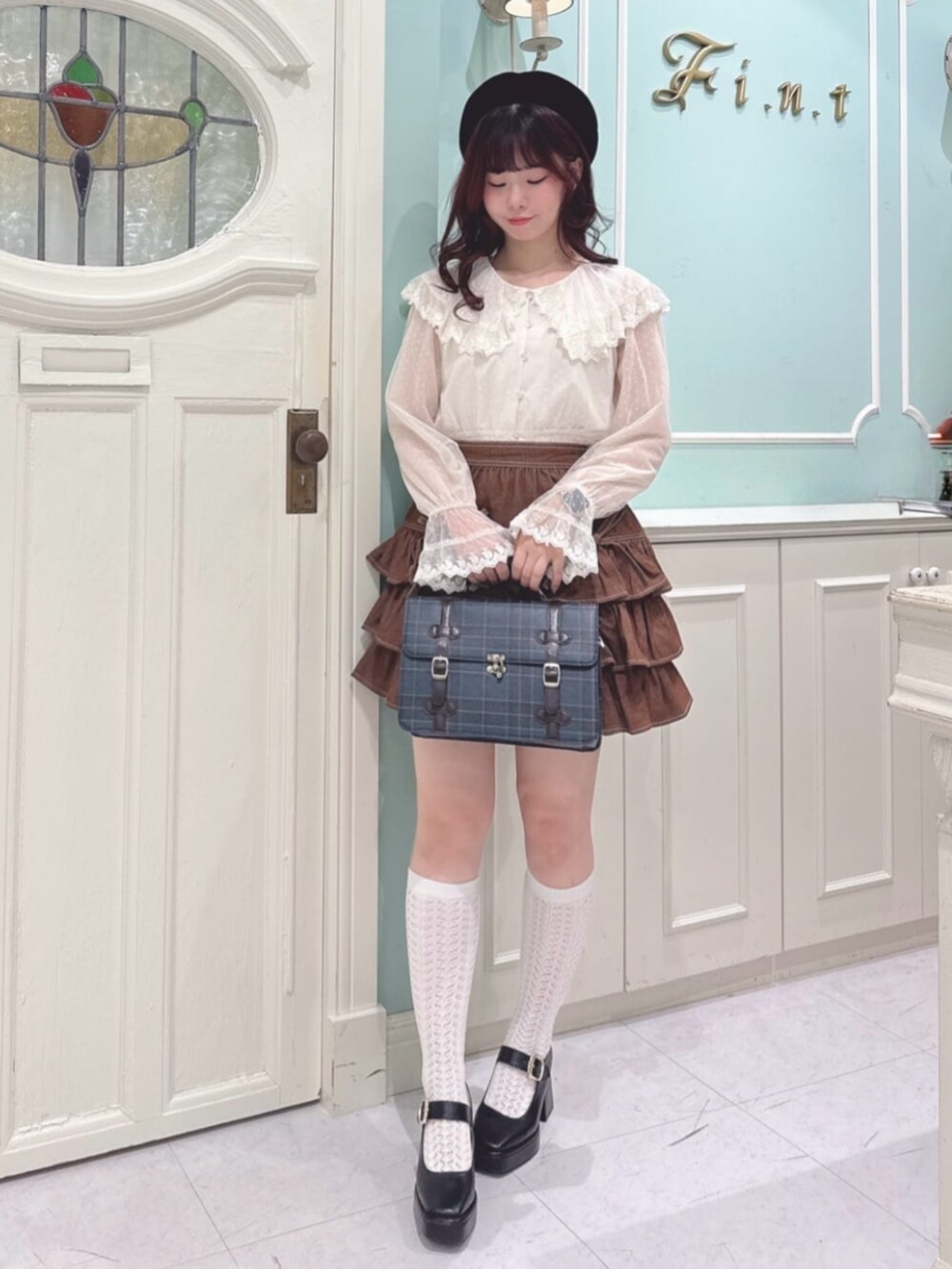 ブラック系のパンプス、ブルー系のショルダーバッグ、ホワイト系のシャツ/ブラウスを着用したレディースの秋コーディネートの2枚目の写真