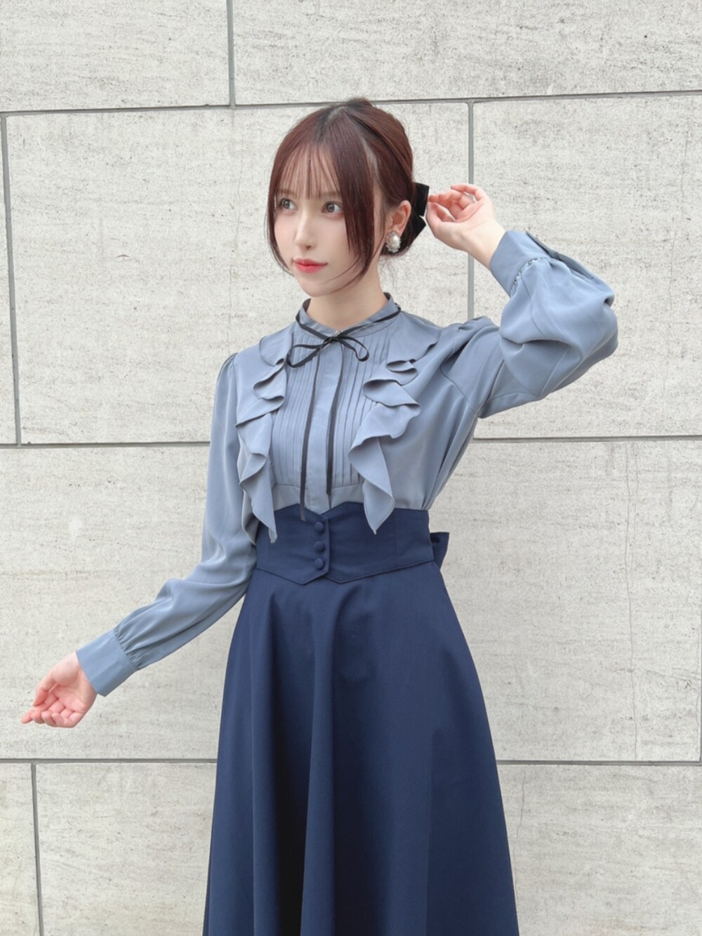 ブルー系のスカート、グレー系のシャツ/ブラウス、グレー系のパンプスを着用したレディースの秋コーディネートの2枚目の写真