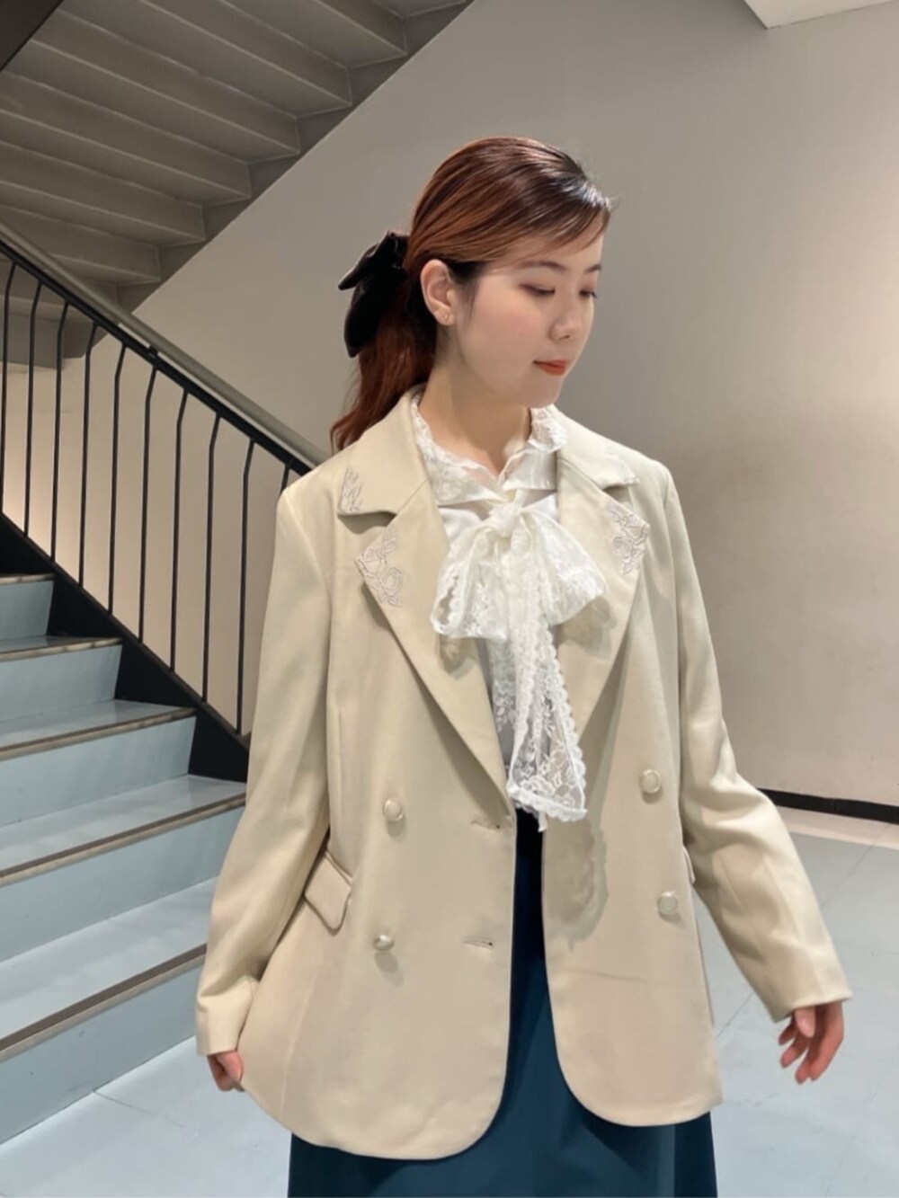 ブラウン系のパンプス、ホワイト系のシャツ/ブラウス、ブラウン系のショルダーバッグを着用したレディースの冬コーディネートの3枚目の写真