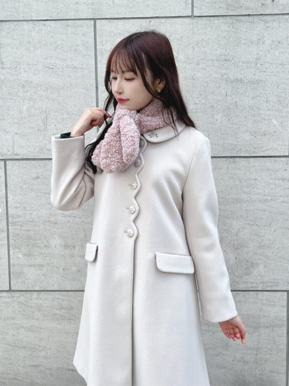 「fint、an another angelus、骨格ウェーブ、骨格ナチュラル、ブルベ、冬、冬コーデ、冬アウター、コート、刺繍、ボア、ティペット、ふわふわ、バレエシューズ、パンプス」｜「F i.n.tのローズ刺繍衿スカラップコート（その他アウター、ホワイト系）」を使った、F i.n.tさん（骨格ウェーブ・レディース・157cm）の冬コーディネートの2枚目の写真