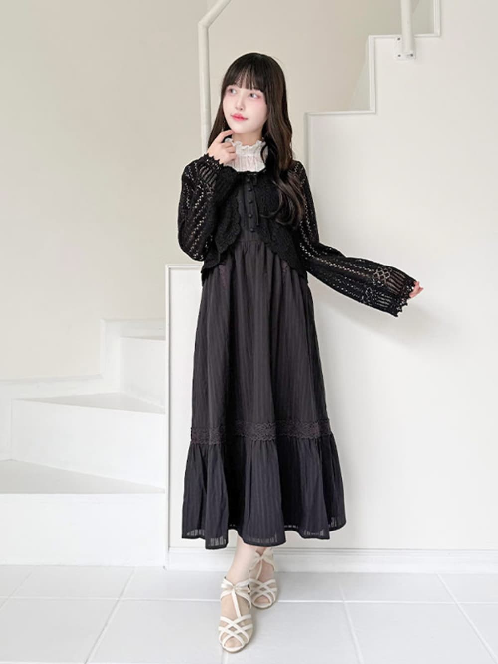 ブラック系のワンピース、ブラック系のカーディガン/ボレロを着用したレディースの春コーディネートの4枚目の写真