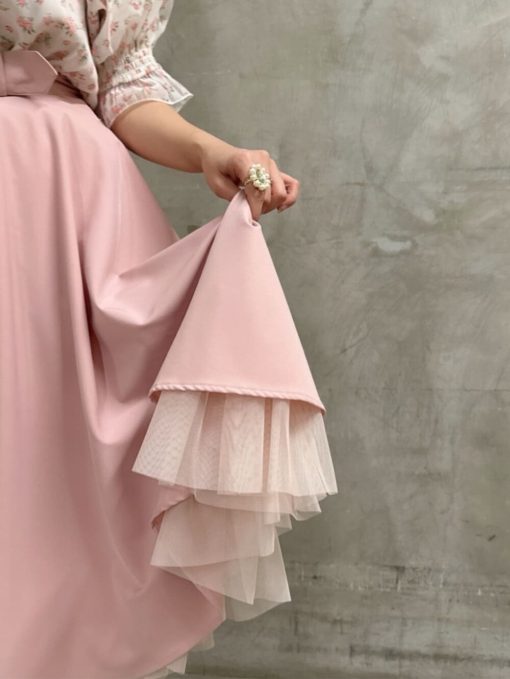 ピンク系のシャツ/ブラウス、ピンク系のスカート、ベージュ系のハットを着用したレディースの春コーディネートの3枚目の写真