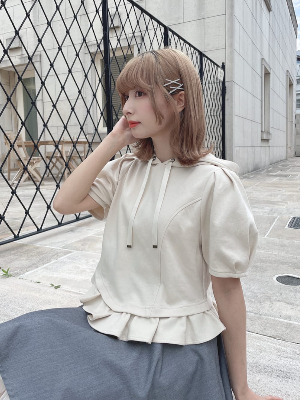 「fint、an another angelus、骨格ウェーブ、イエベ春、低身長、春コーデ、夏コーデ、お出かけコーデ、ootd、パーカー、モノトーン、モノトーンコーデ、スカート、チュールスカート、サンダル」｜「F i.n.tの裾チュールサーキュラーミニスカート（スカート、グレー系）」を使った、F i.n.tさん（骨格ナチュラル・レディース・152cm）の夏コーディネートの3枚目の写真