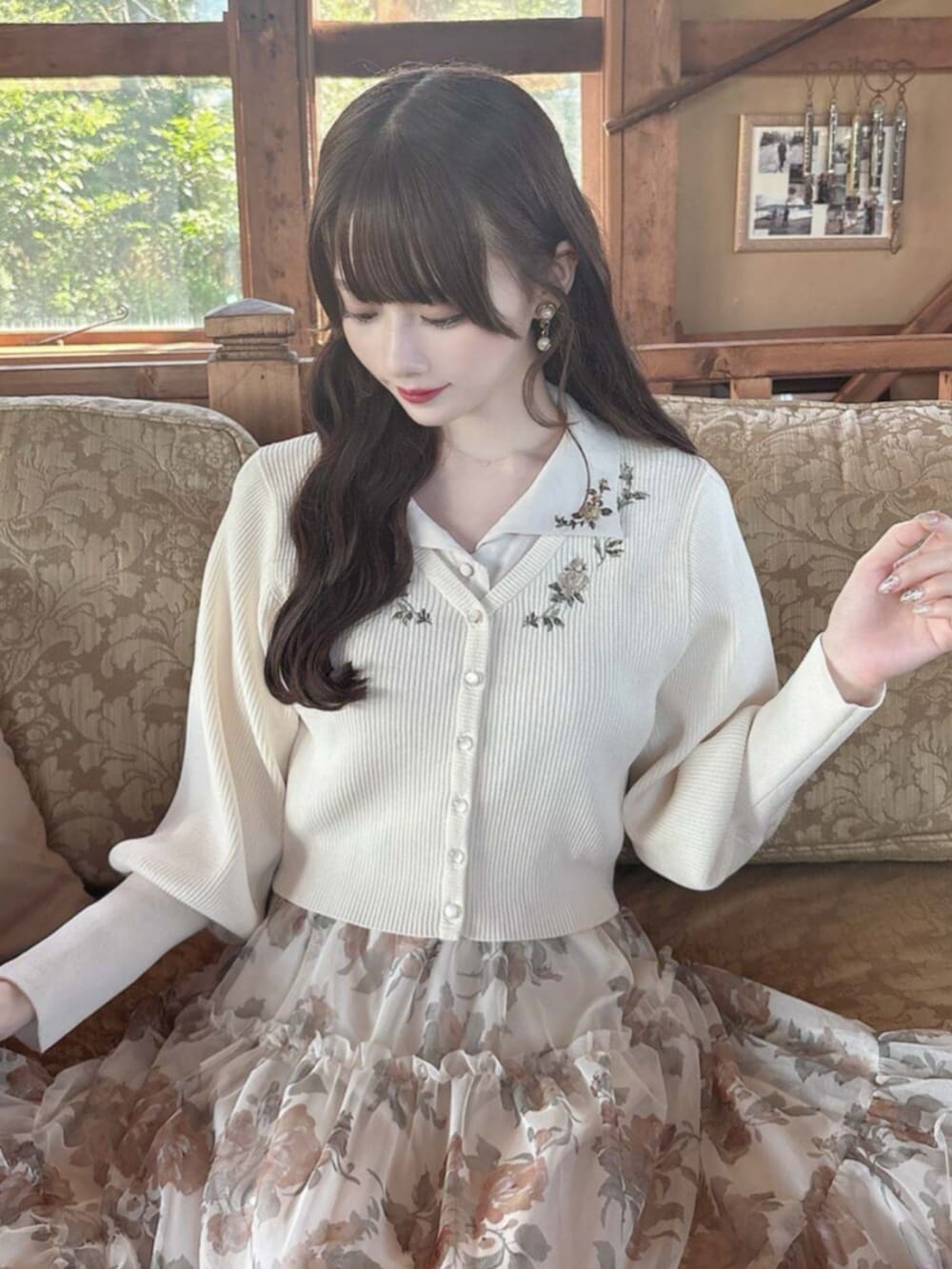 ベージュ系のシャツ/ブラウス、ホワイト系のTシャツ/カットソー、オレンジ系のスカートを着用したレディースの秋コーディネートの2枚目の写真