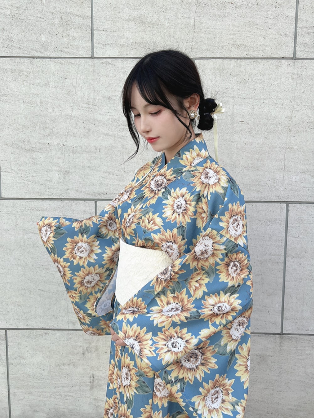 ホワイト系のサンダル、ベージュ系のバレッタ/ヘアクリップ、イエロー系の浴衣を着用したレディースの夏コーディネートの2枚目の写真