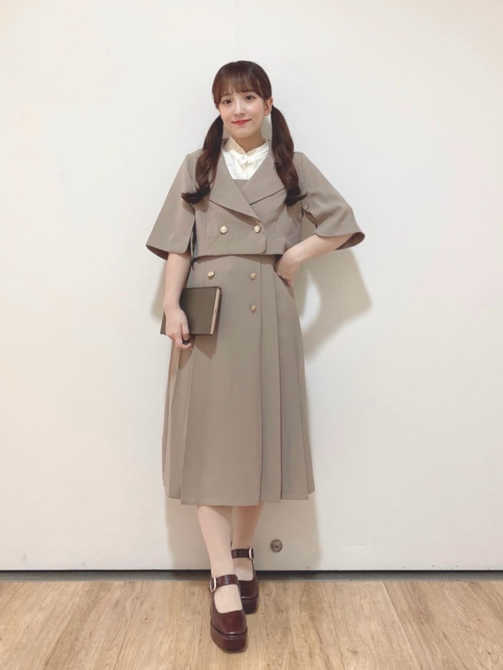 「fint、an another angelus、骨格ウェーブ、イエベ春、低身長、夏コーデ、秋コーデ、お出かけコーデ、プレッピー、セットアップスタイル、セットアップ、ジャケット、ジャンパースカート、ブラウン、厚底シューズ」｜「an another angelusの袖口プチリボンジャガードブラウス　夏服（シャツ/ブラウス、ホワイト系）」を使った、F i.n.tさん（骨格ウェーブ・レディース・150cm）の夏コーディネートの2枚目の写真