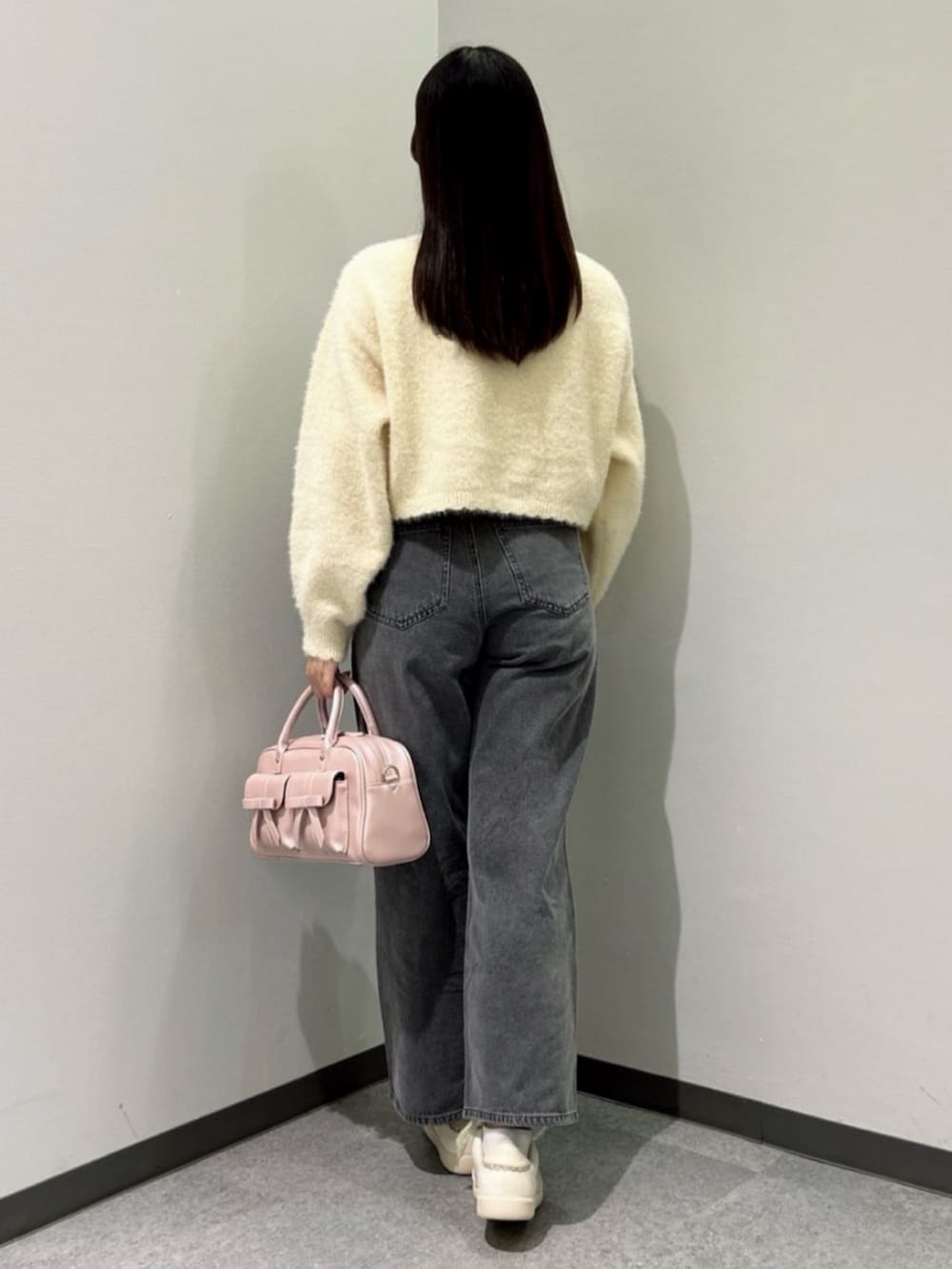 「スニーカー、イエベ春、F i.n.t、ボレロ、レトロ、ガーリー、ハンドバック、チュールリボン、150cm~154cm、カジュアル、カジュアルコーデ、骨格ウェーブ、おでかけコーデ、レイヤードスタイル、24AW秋の新作」｜「F i.n.tのラメフェザーニットボレロ/F&A（カーディガン/ボレロ、ホワイト系）」を使った、F i.n.tさん（レディース・153cm）の秋コーディネートの6枚目の写真