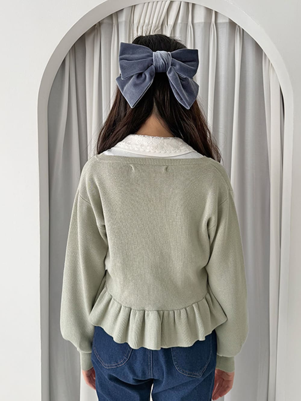 ブラック系のバレエシューズ、ブルー系のデニムパンツ、ホワイト系のシャツ/ブラウスを着用したレディースの冬コーディネートの3枚目の写真