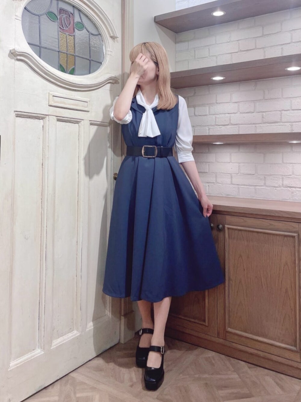 ブラック系のパンプス、グレー系のワンピース、ホワイト系のシャツ/ブラウスを着用したレディースの夏コーディネートの2枚目の写真