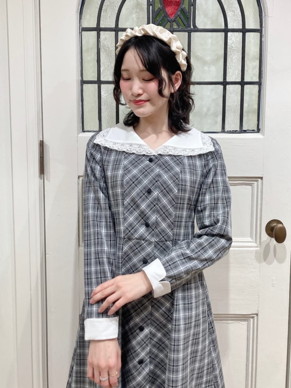 ベージュ系のパンプス、ベージュ系のハンドバッグ、ブラック系のワンピースを着用したレディースの春コーディネートの2枚目の写真