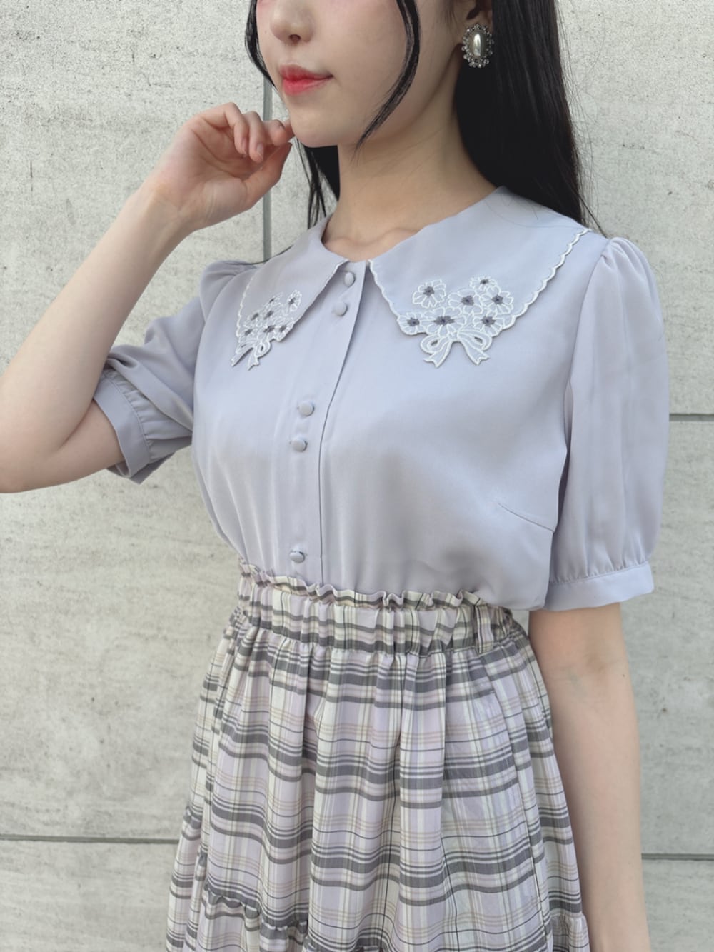 「fint、an another angelus、骨格ウェーブ、骨格ナチュラル、ブルべ、夏コーデ、お出かけコーデ、ootd、ガーリー、ワントーンコーデ、ブラウス、刺繍、スカート、ティアードスカート、チェック」｜「F i.n.tの【LLサイズあり】レースベルクロ厚底スニーカー（スニーカー、ブラック系）」を使った、F i.n.tさん（骨格ウェーブ・レディース・157cm）の夏コーディネートの3枚目の写真