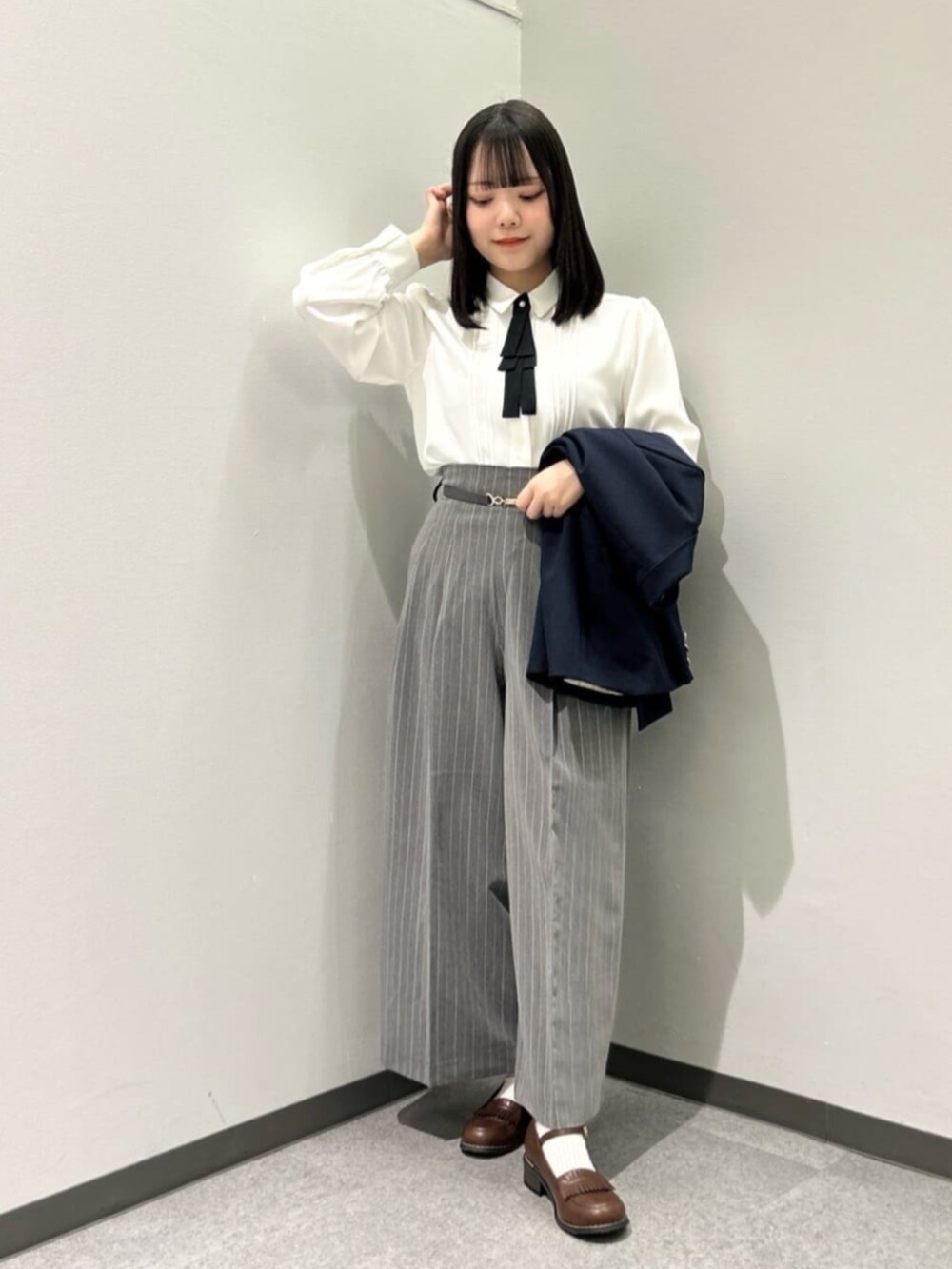 ホワイト系のシャツ/ブラウス、ブルー系のその他アウター、グレー系のその他パンツを着用したレディースの冬コーディネートの2枚目の写真