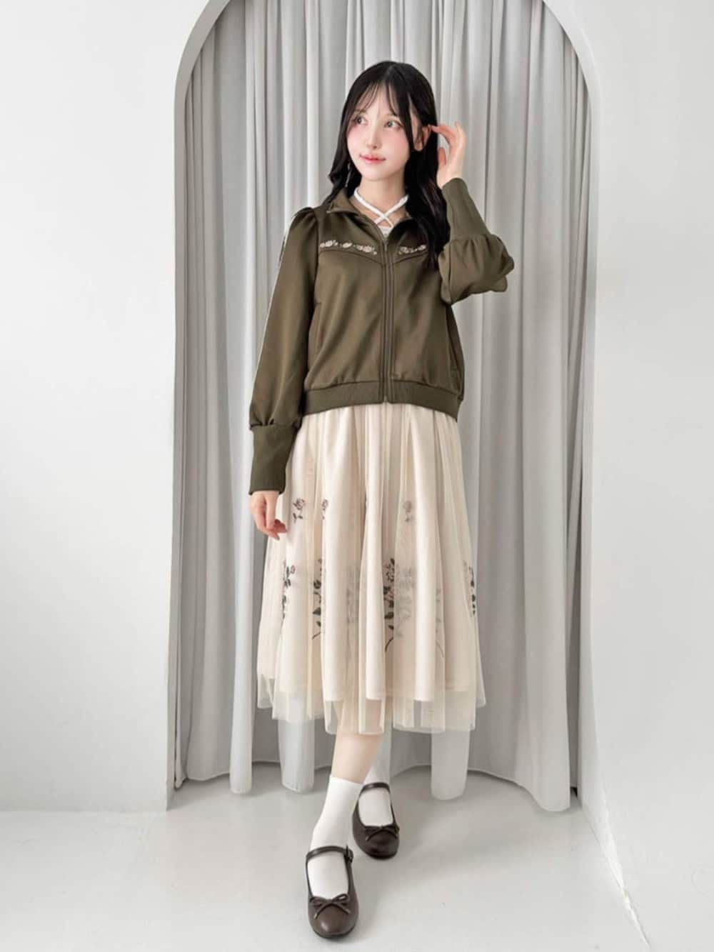ブラウン系のバレエシューズ、ホワイト系のTシャツ/カットソー、グリーン系のブルゾンを着用したレディースの秋コーディネートの2枚目の写真