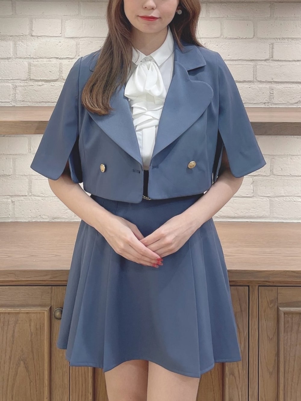 「fint、an another angelus、骨格ナチュラル、ブルベ、春コーデ、お出かけコーデ、セットアップスタイル、セットアップ、ジャケット、ケープ、プリーツスカート、ブラウス、リボン、レインブーツ、ショートブーツ」｜「F i.n.tのスクエアトゥレインブーツ/F&A（レインシューズ、ブラック系）」を使った、F i.n.tさん（骨格ナチュラル・レディース・163cm）の春コーディネートの3枚目の写真