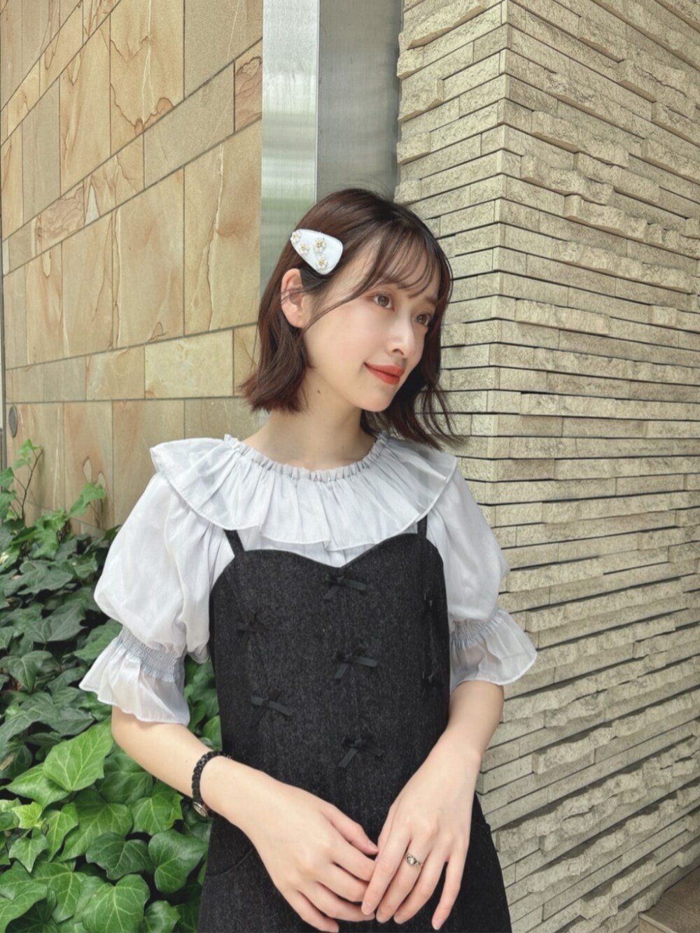 ブラック系のワンピース、ブラック系のサンダル、グレー系のシャツ/ブラウスを着用したレディースの夏コーディネートの3枚目の写真