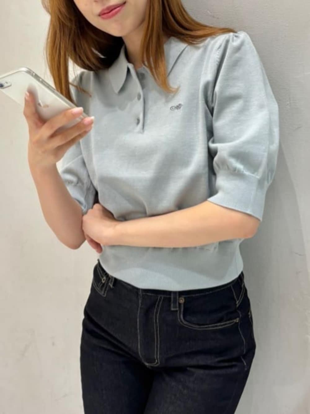 グリーン系のポロシャツを着用したレディースの春コーディネートの3枚目の写真