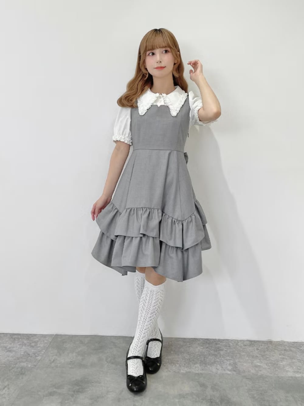 ブラック系のバレエシューズ、グレー系のジャンパースカート、ホワイト系のシャツ/ブラウスを着用したレディースの夏コーディネートの2枚目の写真