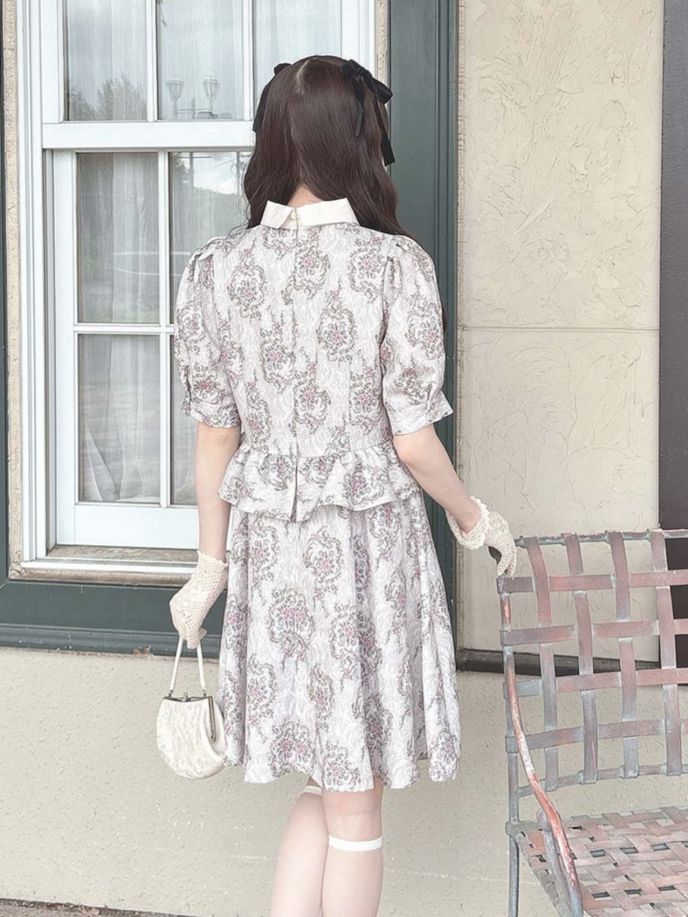 ピンク系のワンピースを着用したレディースの秋コーディネートの4枚目の写真