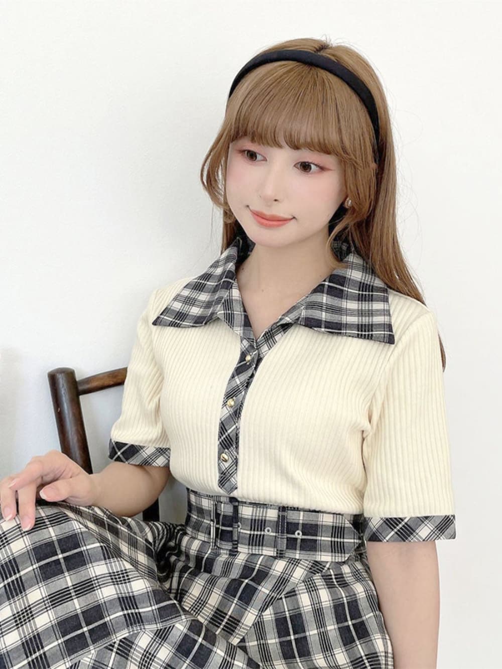 ブラック系のバレエシューズ、ブラック系のスカート、ホワイト系のポロシャツを着用したレディースの夏コーディネートの2枚目の写真