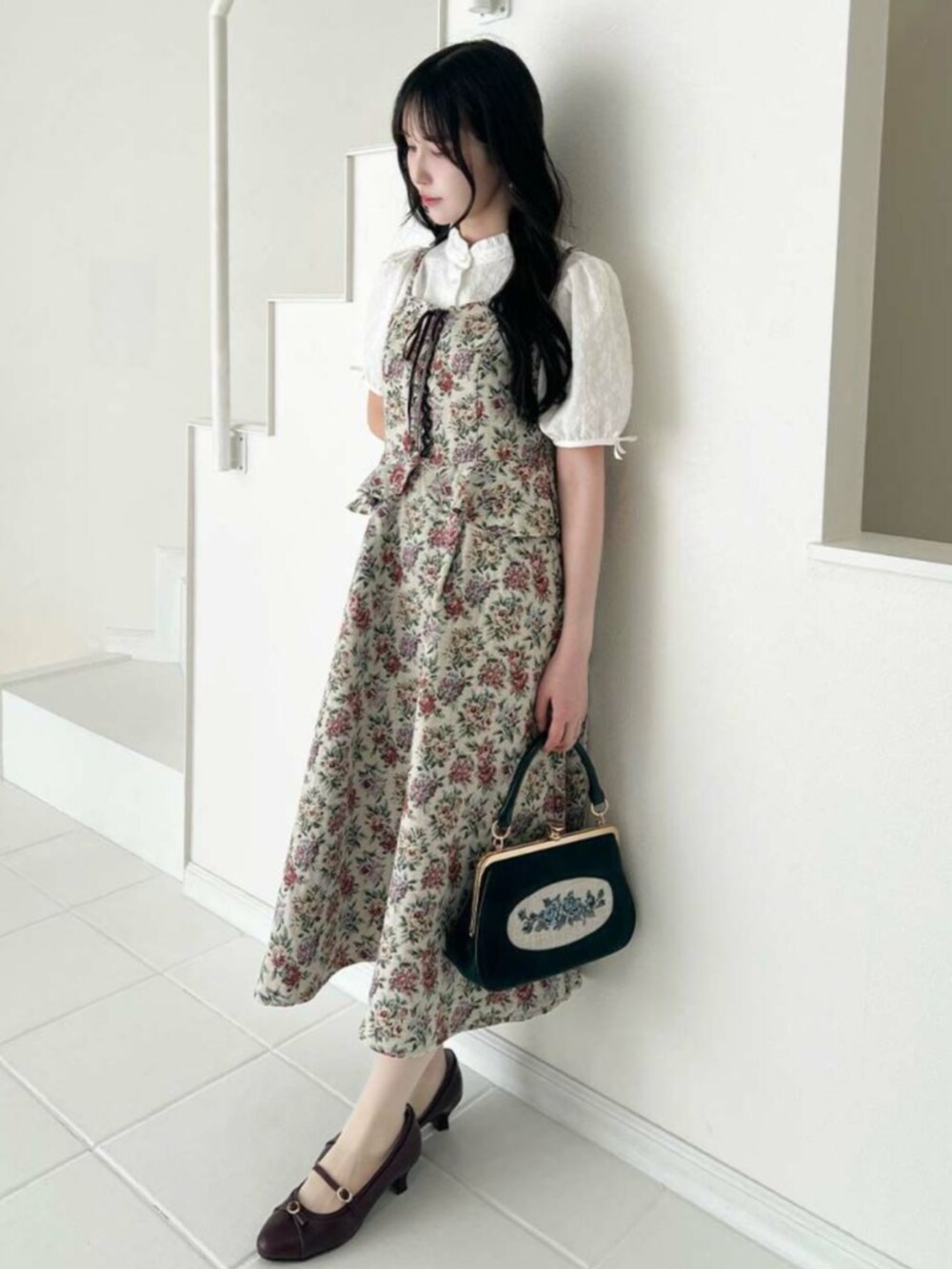 ホワイト系のシャツ/ブラウス、ブルー系のハンドバッグ、ホワイト系のワンピースを着用したレディースの秋コーディネートの2枚目の写真