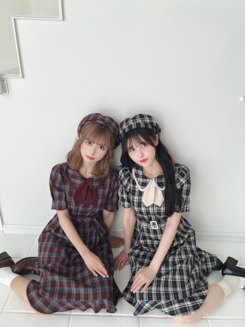 ブラウン系のローファー、ブラック系のローファー、レッド系のワンピースを着用したレディースの秋コーディネートの2枚目の写真