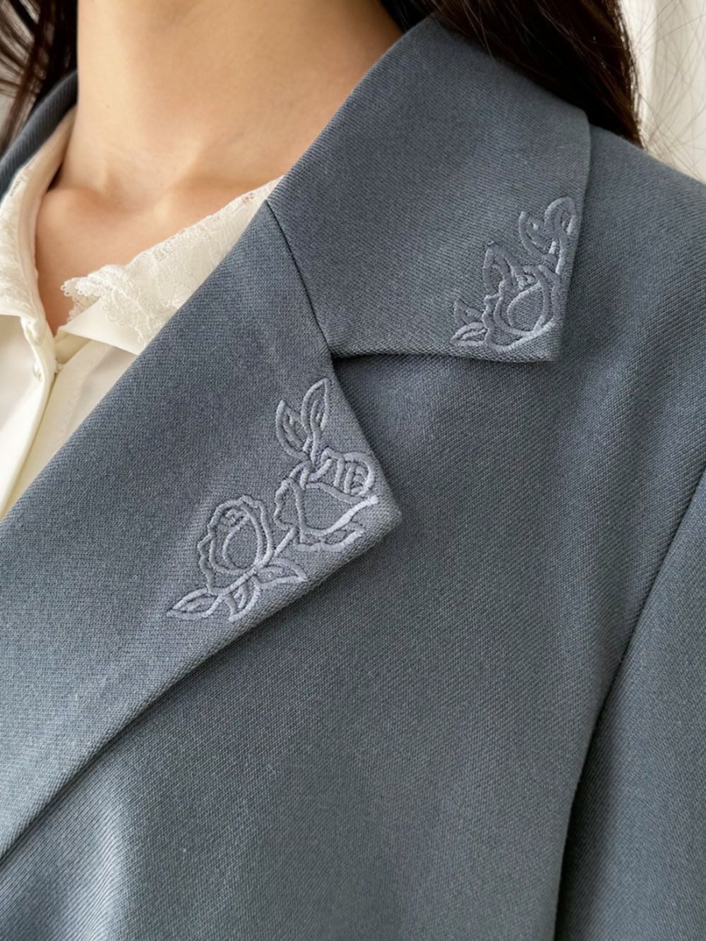 ブラック系のバレエシューズ、ブルー系のデニムパンツ、ピンク系のショルダーバッグを着用したレディースの冬コーディネートの3枚目の写真