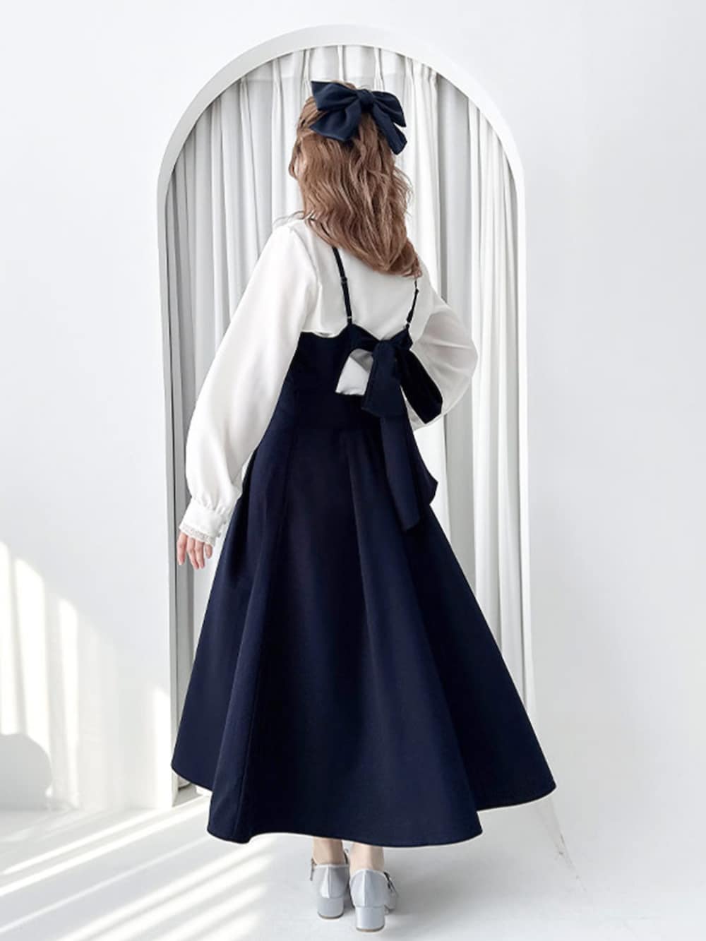 ブルー系のワンピース、ホワイト系のシャツ/ブラウス、グレー系のパンプスを着用したレディースの春コーディネートの2枚目の写真