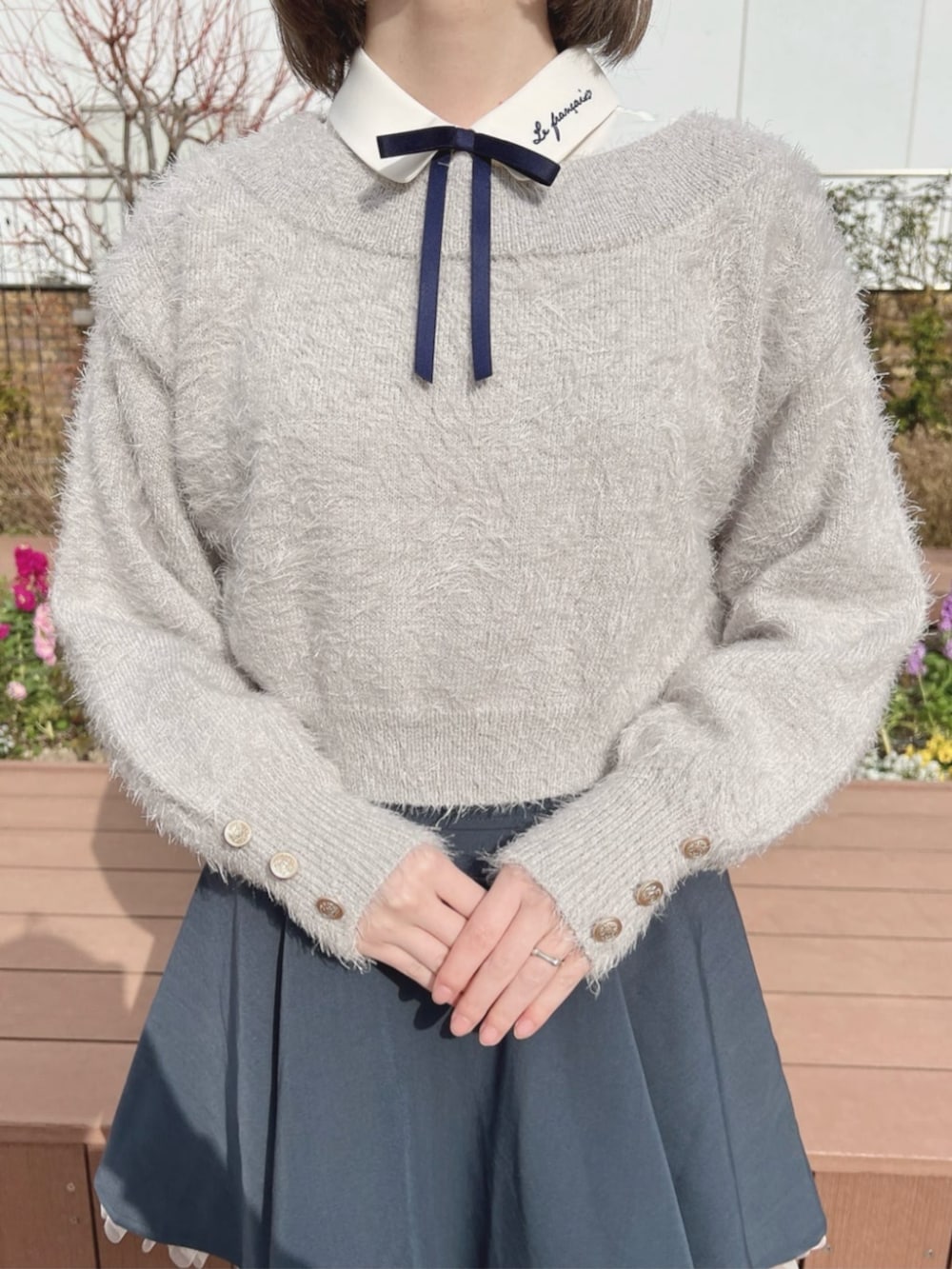 ホワイト系のシャツ/ブラウス、ブラック系のブーツ、グレー系のニット/セーターを着用したレディースの冬コーディネートの3枚目の写真