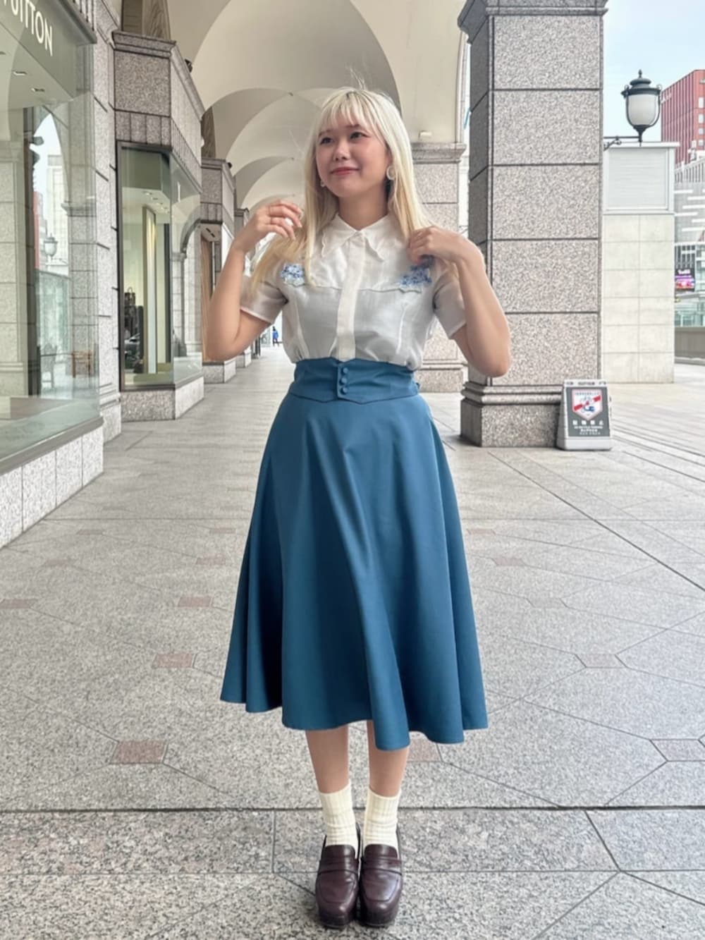 ホワイト系のシャツ/ブラウス、ブルー系のスカートを着用したレディースの春コーディネートの2枚目の写真