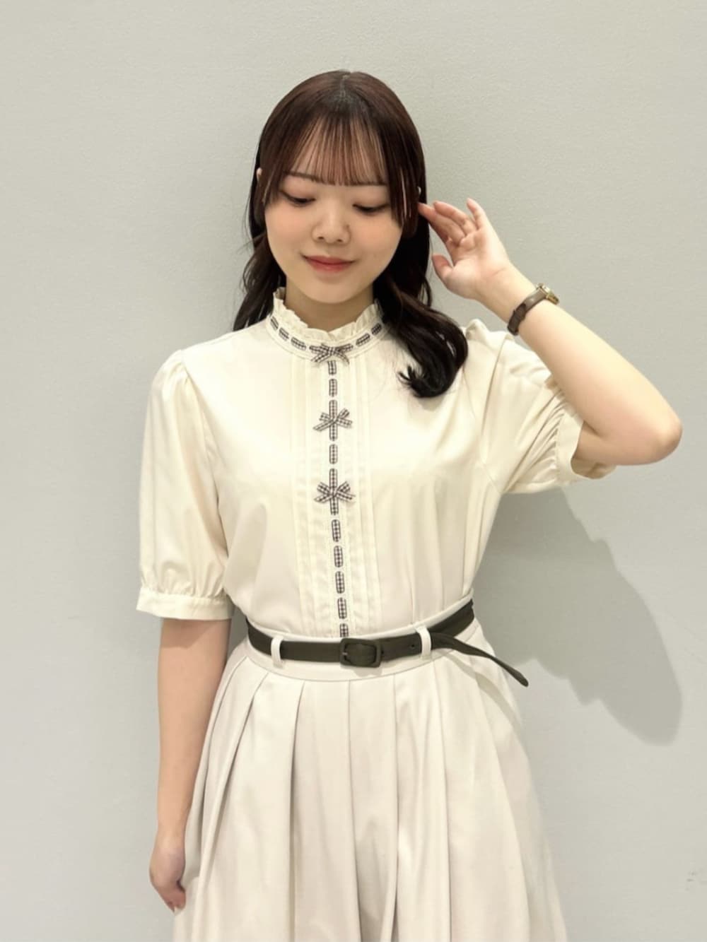 ブラウン系のセットアップ、ブラウン系のローファー、ブラウン系のハンドバッグを着用したレディースの春コーディネートの4枚目の写真