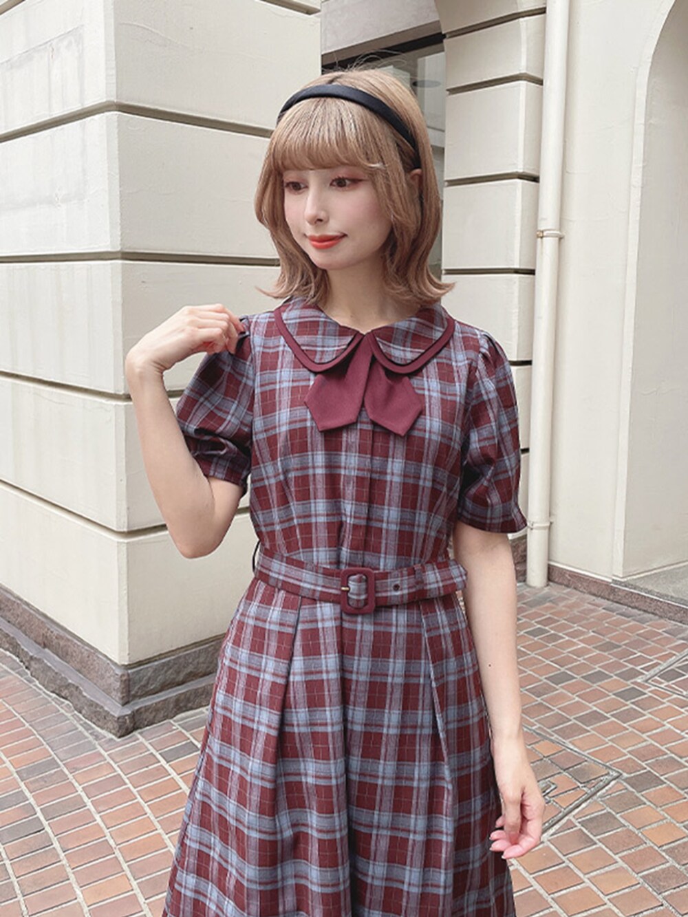 ブラウン系のローファー、レッド系のワンピース、レッド系のハンチング/ベレー帽を着用したレディースの秋コーディネートの3枚目の写真