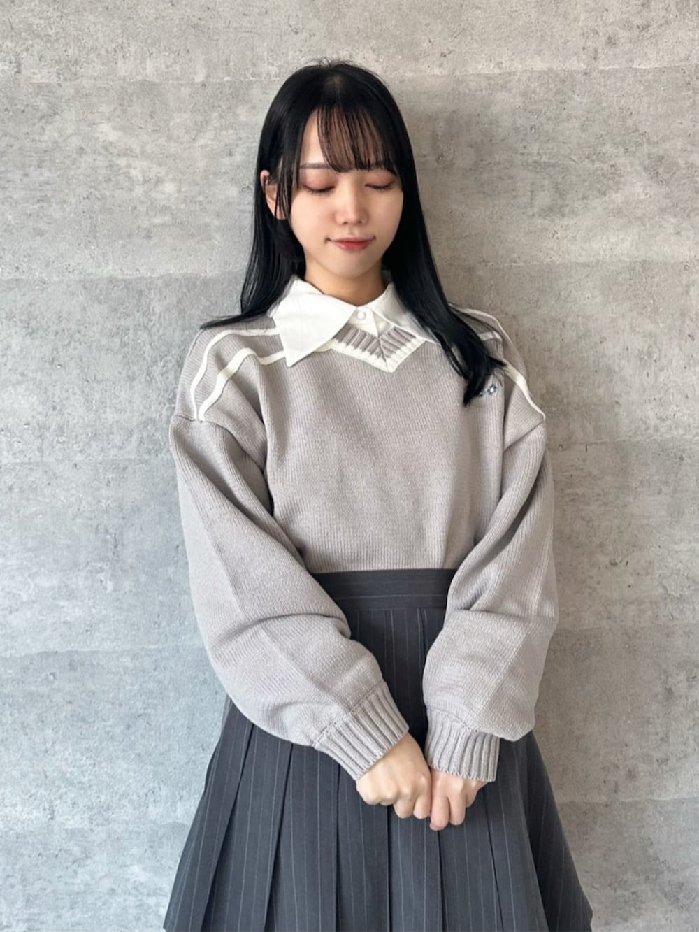 「fint、an another angelus、骨格ウェーブ、ブルベ冬、モノトーン、モノトーンコーデ、カジュアル、ニット、ニットコーデ、刺繍、ブラウス、レイヤードスタイル、プリーツスカート、ミニスカート、エンジニアブーツ」｜「F i.n.tのレジメストライププリーツミニスカート（スカート、グレー系）」を使った、F i.n.tさん（骨格ウェーブ・レディース・156cm）の冬コーディネートの2枚目の写真