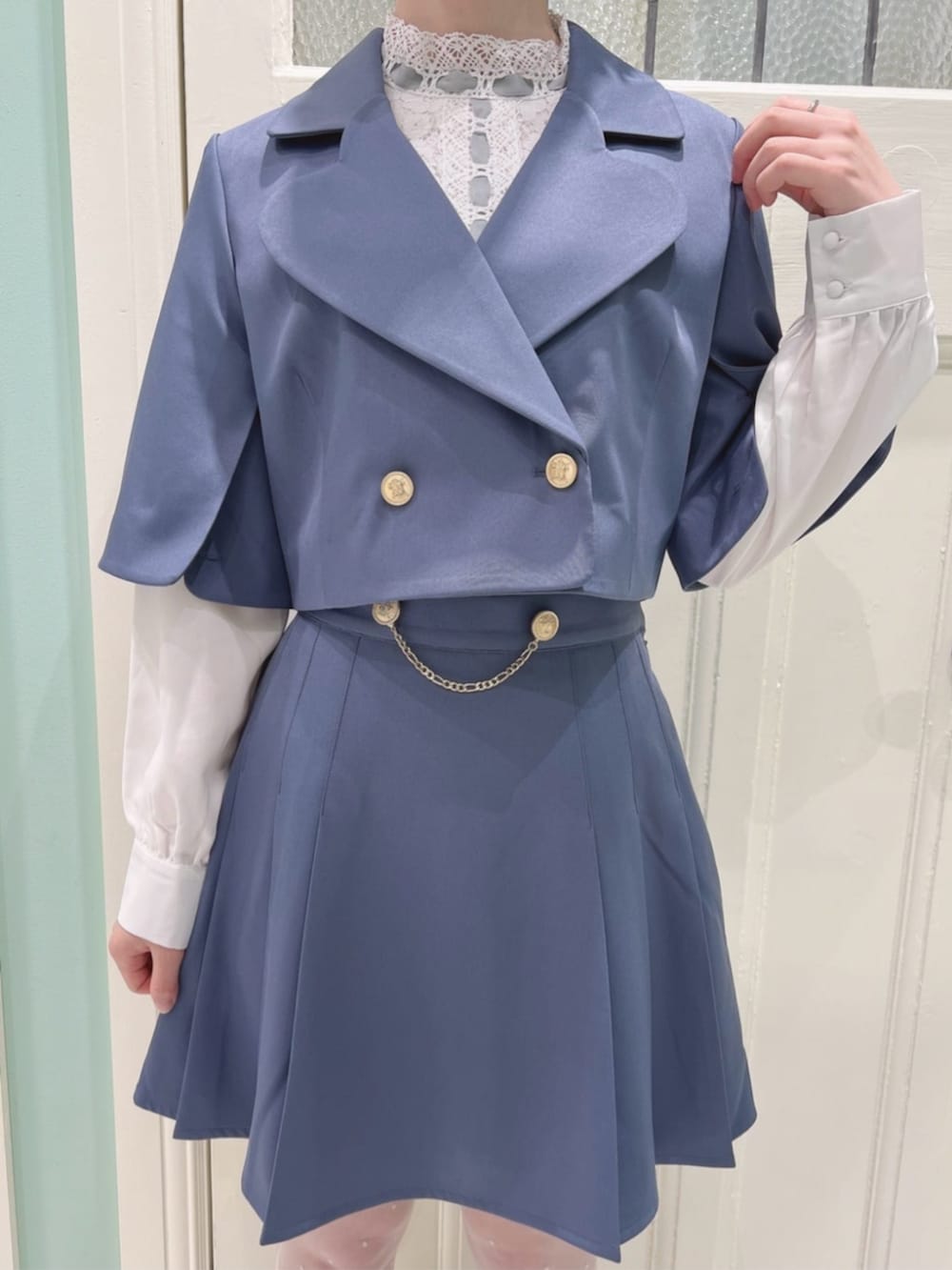 「fint、an another angelus、骨格ウェーブ、ブルベ夏、春コーデ、お出かけコーデ、今日のコーデ、セットアップスタイル、セットアップ、ケープ、ジャケット、プリーツスカート、グレー、ブラウス、厚底シューズ」｜「F i.n.tのビッグリボン厚底パンプス（パンプス、ブラック系）」を使った、F i.n.tさん（骨格ウェーブ・レディース・160cm）の春コーディネートの3枚目の写真
