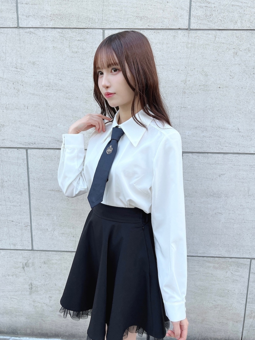 「fint、an another angelus、骨格ウェーブ、ブルベ夏、今日のコーデ、お出かけコーデ、モノトーン、モノトーンコーデ、シャツスタイル、ネクタイ、刺繍、スカート、チュールスカート、レイヤードスタイル、ブーツ」｜「F i.n.tのネクタイ付きビッグカラーシャツ（シャツ/ブラウス、ホワイト系）」を使った、F i.n.tさん（骨格ウェーブ・レディース・160cm）の冬コーディネートの2枚目の写真